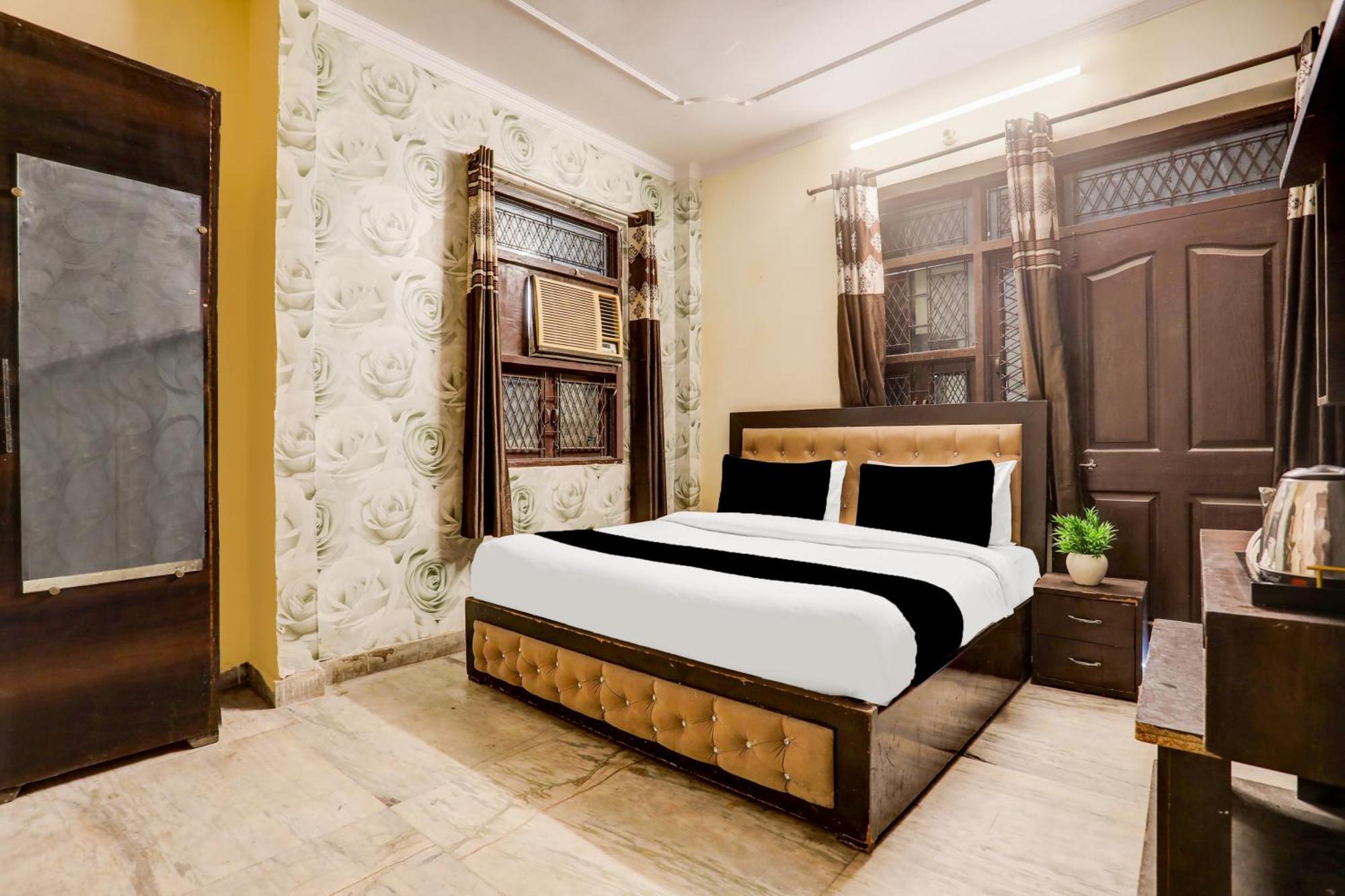 Hotel O Uttam Nagar Near Akash Hospital *