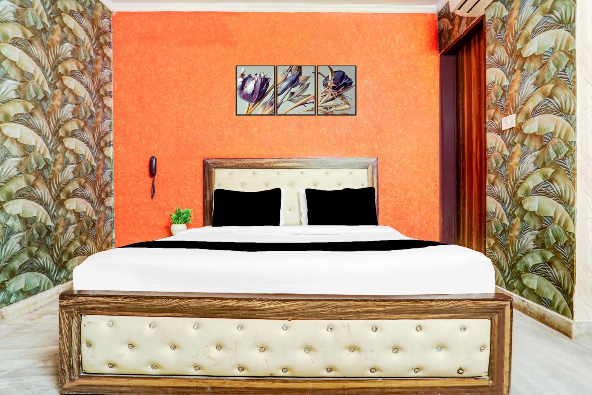 Hotel O Uttam Nagar Near Akash Hospital *